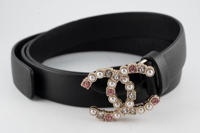 null CHANEL
Black leather belt, buckle formed by the "CC" entirely set with Swarovski...