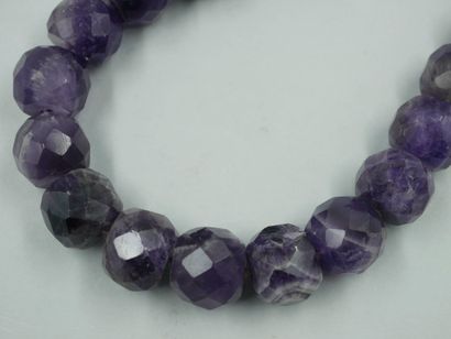 null Two faceted amethyst bead necklaces.
Weight : 250gr
