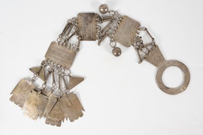 null NORTH AFRICA, Early 20th century
Low-title silver and metal belt with chased...