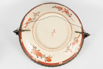 null JAPAN, 20th century
Circular dish in Satsuma porcelain, gilt bronze mounting...
