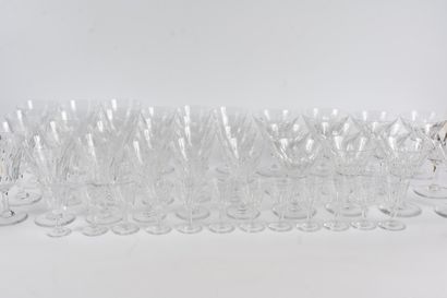 null BACCARAT
Modèle "Lutèce"
Service en cristal comprenant 48 pièces : 
12 coupes...