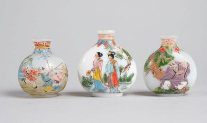 null CHINA, 20th century.
Set of three glass snuffboxes, decorated with festive scenes...