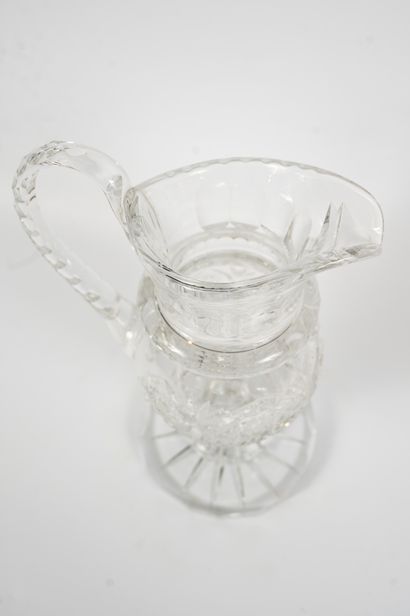 null Cut crystal water jug in the Saint Louis and Tommy style.
Height: 26cm