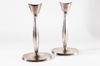 null COHR
Pair of silver-plated designer table candlesticks, signed COHR DENMARK.
Danish...