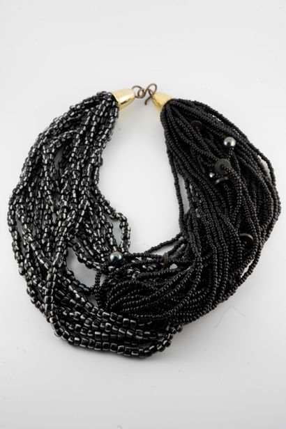 null Necklace with multiple strands of black and white pearls. 
Length: 50cm
