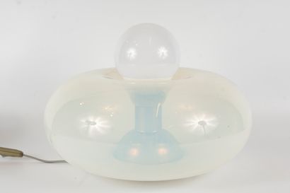 null Circular table lamp in transparent opalescent glass. 
Modern work, 20th century.
Height:...
