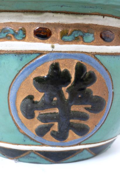 null Large polychrome-glazed earthenware pot decorated with Chinese ideograms.
Height:...