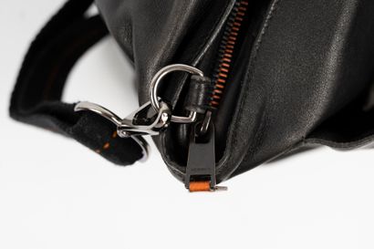 null HERMÈS Paris
Caravane" model
Black calf leather bag with two large compartments...