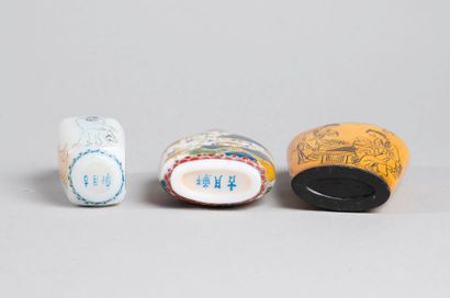null CHINA, 20th century
Set of three glass and hardstone snuffboxes with stoppers,...