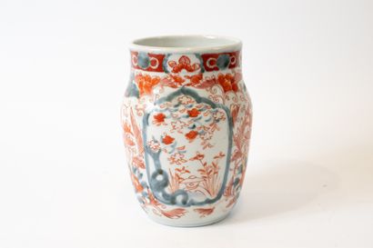 null CHINA, 20th century
Small porcelain vase with polychrome decoration.
Height:...