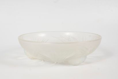 null VERLYS
Circular opalescent glass bowl with pine cones in semi-relief. 
Signed...