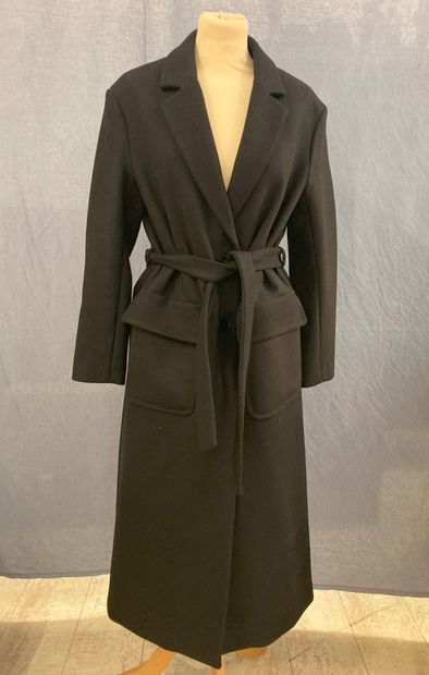 null PINKO, Made in Italy 
Black wool redingote, belt, two side slits. 
Size 38/40
(as...