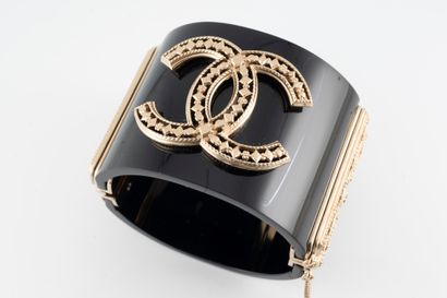 null CHANEL, Circa 2015
Opening "CC" cuff bracelet in black resin adorned with the...