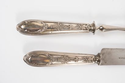 null Filled silver leg of lamb cutlery decorated with interlacing flowers. 
Gross...