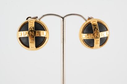 null CHANEL, Circa 1994
Pair of ear clips in gilded metal and black resin. 
Signed.
Diameter:...