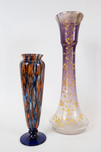 null Lot comprising two glass vases including : 
- Large glass horn vase in violet...