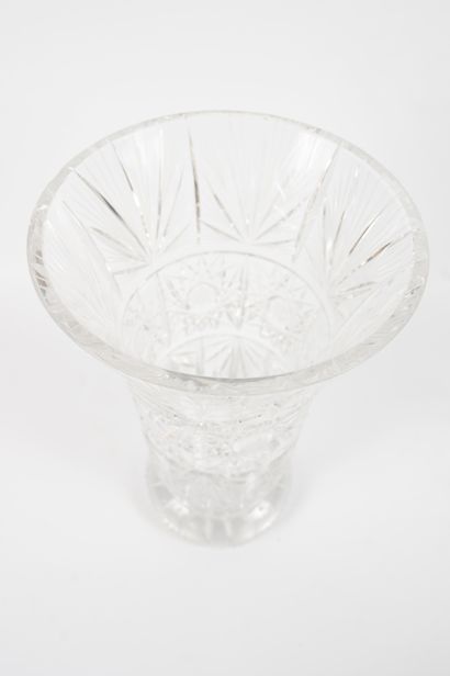 null Large Bohemian cut crystal horn vase. 
Modern work. 
Height: 35.5cm