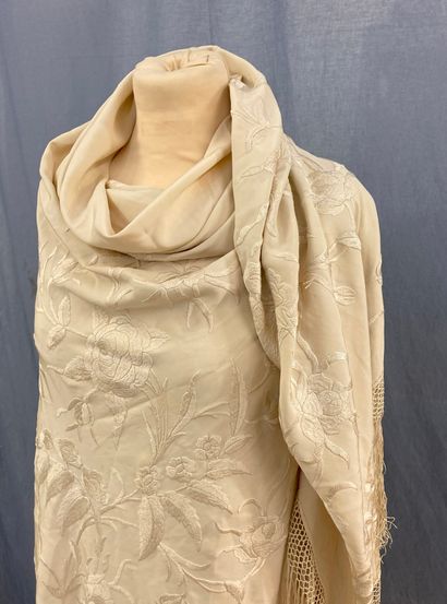 null VINTAGE 
Spanish shawl in ivory silk crepe de Chine embroidered with flowers....