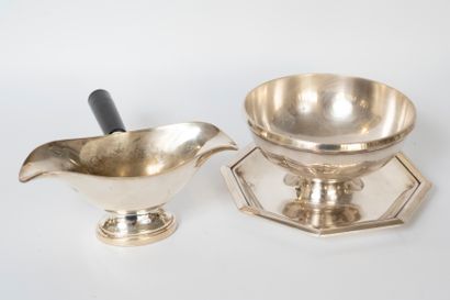 null Silver-plated metal lot including: 
- Silver-plated tureen, pomegranate-shaped...