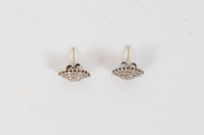 null Pair of navette-shaped 925/°° silver ear studs entirely set with diamonds totaling...