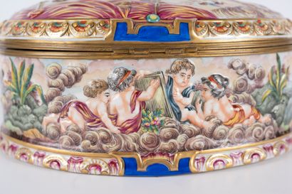 null CAPODIMONTE
Large oval box in polychrome enameled porcelain, decorated in light...