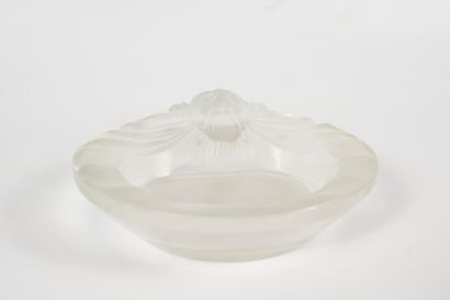 null LALIQUE France, 
Tête de Lion" model 
Semi-frosted colorless crystal ashtray....