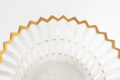 null Manufacture of DEROCHE, PARIS.
Basket on pedestal in white porcelain with gold...
