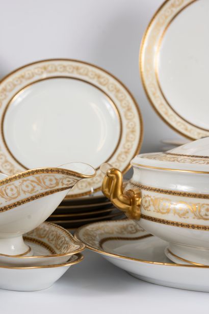 null BERNARDAUD, Limoges
Hautefort" model
White and gold porcelain service with Restoration-style...