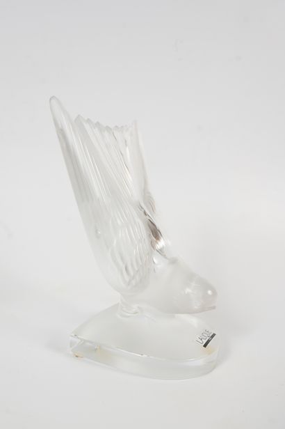 null LALIQUE France
Pressed-molded glass subject representing a Swallow.
Signed....