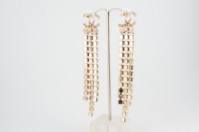 null CHANEL,
métiers d'arts collection 2018/2019
Pair of earrings in gilded metal...