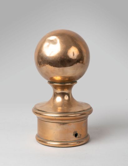 null Brass staircase ball. 
Height: 27 cm; Diameter: 13 cm. 
(Shock)