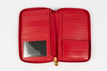 null CHRISTIAN DIOR
Red calf leather wallet bearing the brand's logo. 
20 x 13cm
(mint...