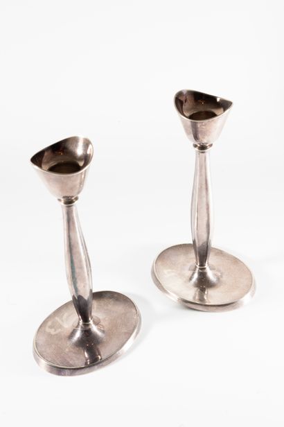 null COHR
Pair of silver-plated designer table candlesticks, signed COHR DENMARK.
Danish...