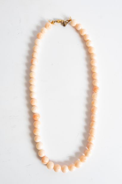 null Angel skin coral bead necklace. Metal clasp. 
Length: 44cm. Weight : 43gr