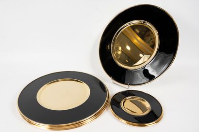 null ANTIQUA ITALIA 
Set comprising 6 dinner plates and 2 bottle coasters in gold-plated...