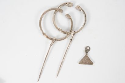 null NORTH AFRICA, Early 20th century
Two large fibulas in low-titled silver and...
