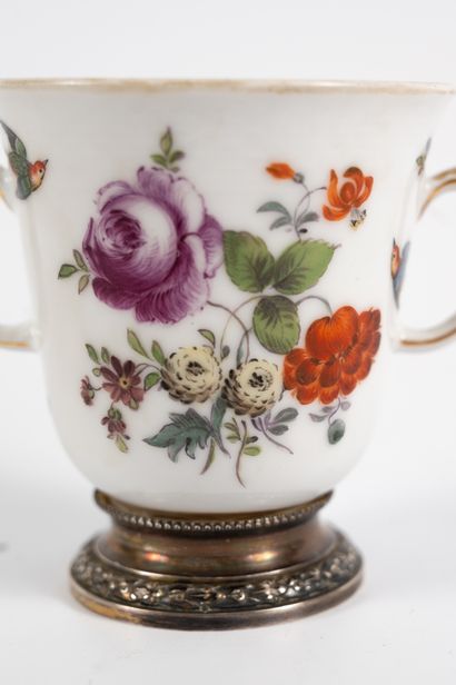 null MEISSEN, 19th century.
Porcelain cup decorated with flowers, birds and butterflies...