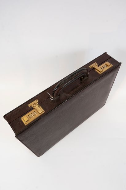 null LANCEL
Brown grained leather attaché case with padlock.
30.5 x 42cm
