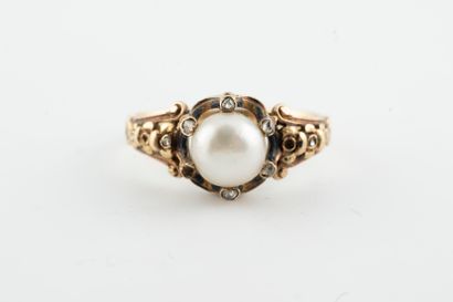 null 18k gold ring surmounted by a 6mm-diameter pearl, in a chased surround of flowers...