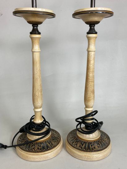 null Pair of lamp bases in beige and black resin, with a crackled effect. The base...
