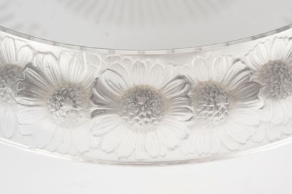 null LALIQUE France
Moulded pressed glass daisy dish. 
Signed under the base. 
Diameter:...