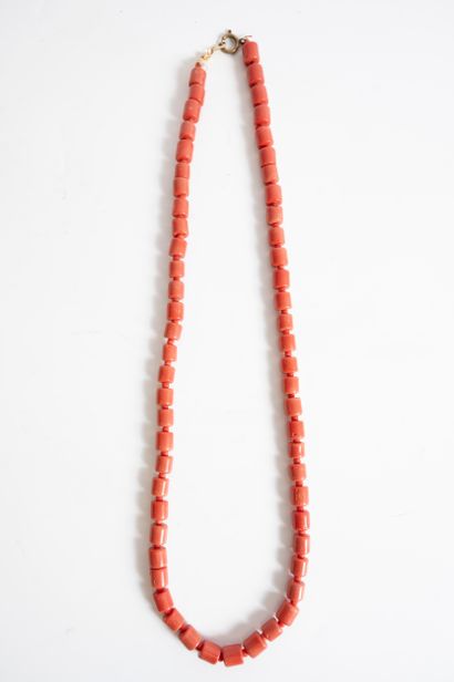 null Necklace in tinted coral beads.
Length : 58cm. Weight : 36gr
