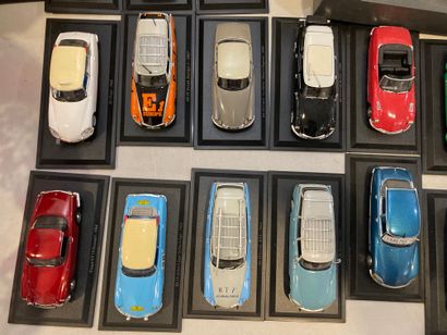 null Lot de petites voitures miniatures, principalement des modèles de DS.
Environ...