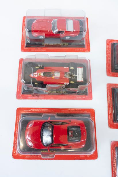 null Lot of 7 collectible miniature cars in their boxes including : 
FERRARI, SCALA...