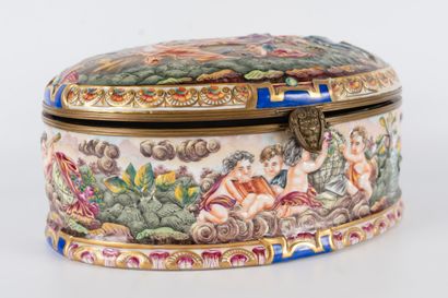 null CAPODIMONTE
Large oval box in polychrome enameled porcelain, decorated in light...
