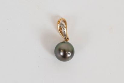 null 18k yellow gold pendant holding a 9mm Tahitian pearl. The yellow and pink gold...