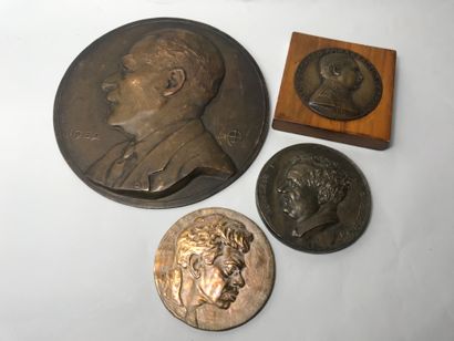 null Lot including : 
- Circular bronze medal decorated with a man's profile, dated...