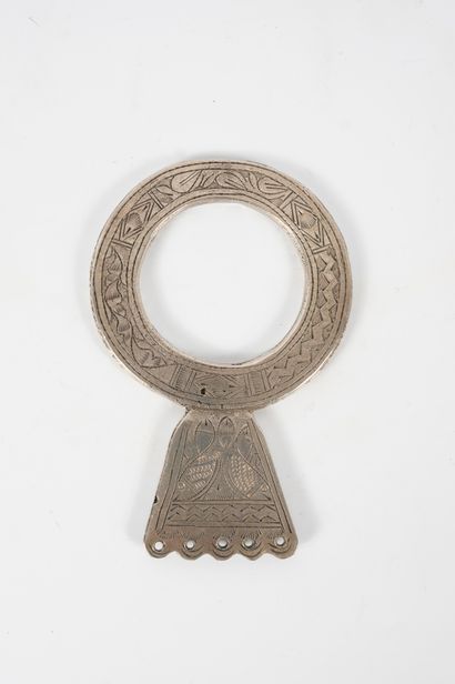 null NORTH AFRICA, Early 20th century
Silver ring pendant with chased fish, waves...