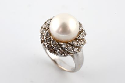 null 18k white gold ring surmounted by a 10mm cultured pearl in a spiral setting...