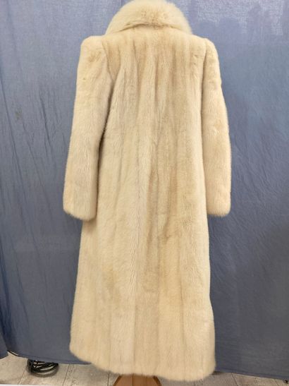 null Emilio GUCCI
White fox coat. 
Size 38
(Good condition)
